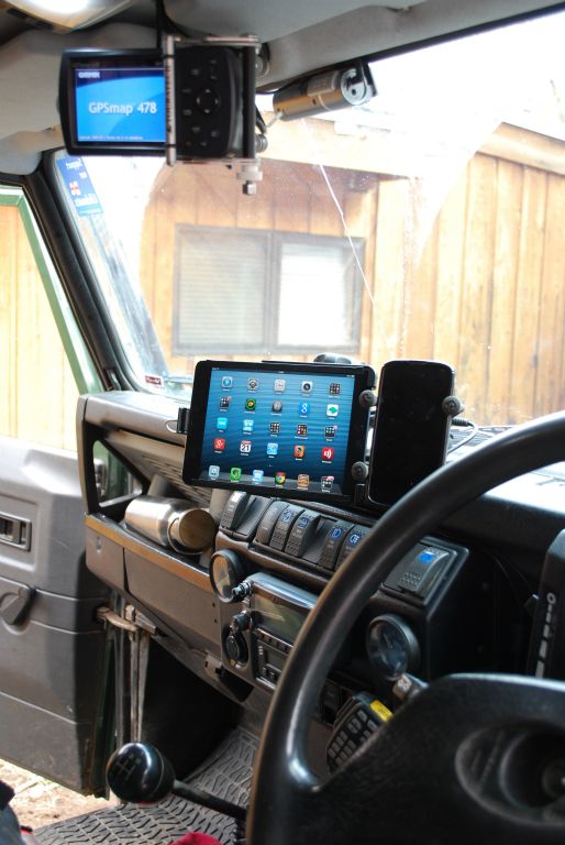 Top of centre dash showing iPad mini, GPSMAP 478 and Nexus 4